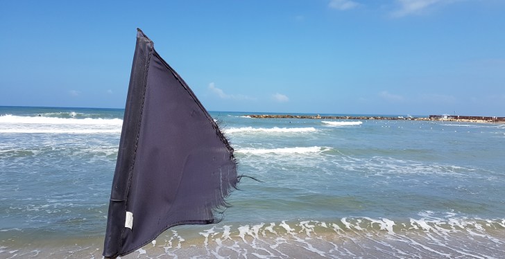 Oblivious Beachgoer Has No Clue That She's Put Herself In Potential Danger