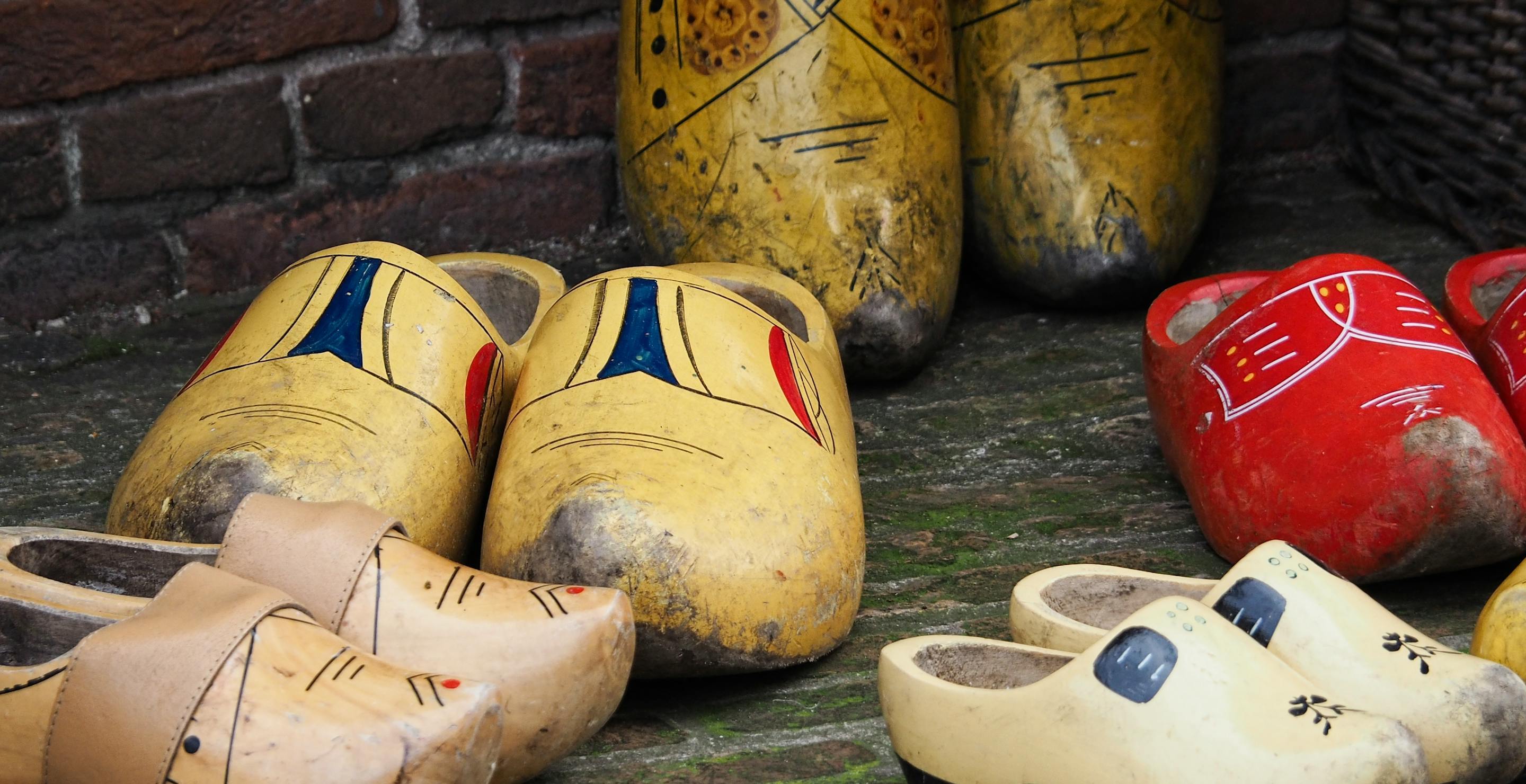 Man Wearing On Mask And Clogs Terrifies Tourists On Trail