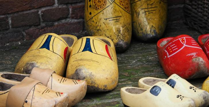 Man Wearing On Mask And Clogs Terrifies Tourists On Trail